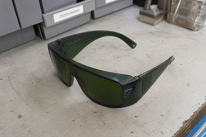 Datei:Laserschutzbrille-Seitenschutz.jpg